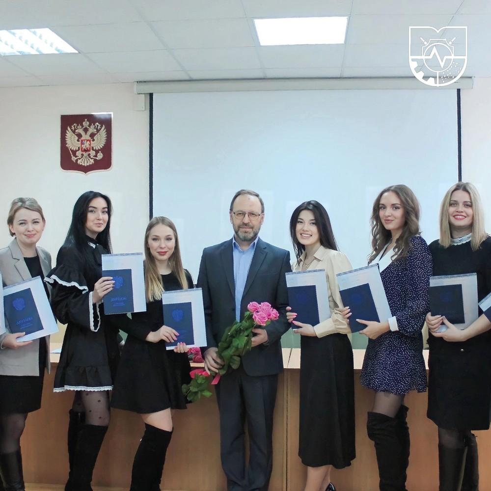 Вручение дипломов выпускникам