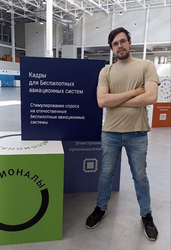 «Летающий курс»: студенты IT-кластера МИВлГУ осваивают новый курс управления дронами