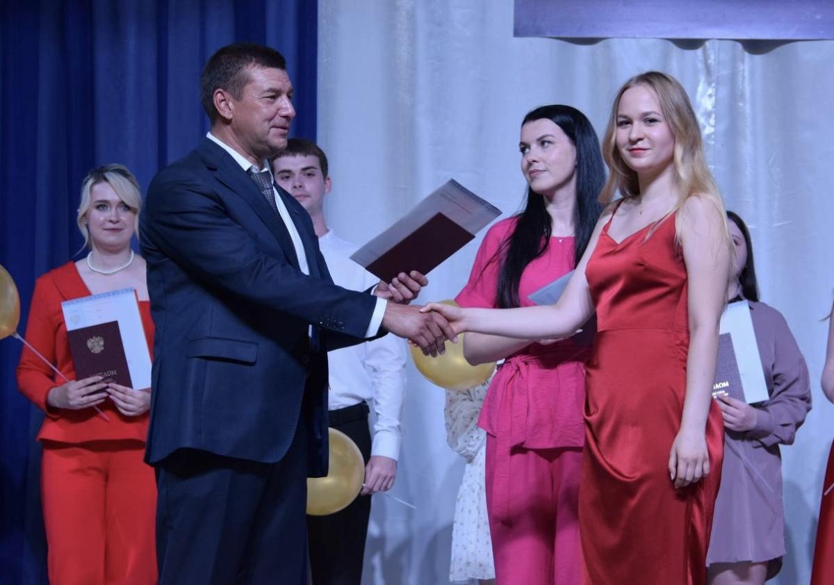 Вручение дипломов об окончании МИВлГУ