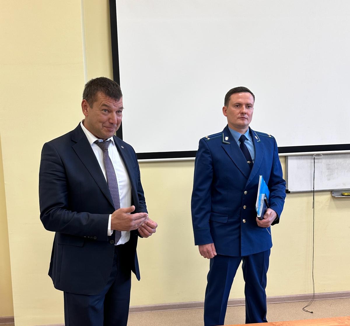 Законы знают все, а как работает прокуратура изнутри? Студенты Муромского института ВлГУ узнали об этом от первого лица — городского прокурора Владимира Сергеевича Мановца.