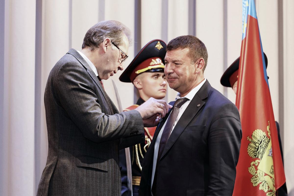 Поздравляем директора нашего института А.Л. Жизнякова с награждением медалью «За доблестный труд»!