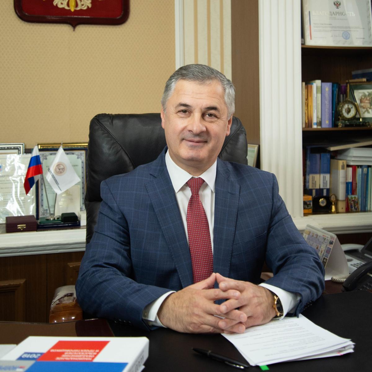 Сердечно поздравляем нашего ректора, Анзора Михайловича Саралидзе, с вручением медали «За трудовые заслуги»!