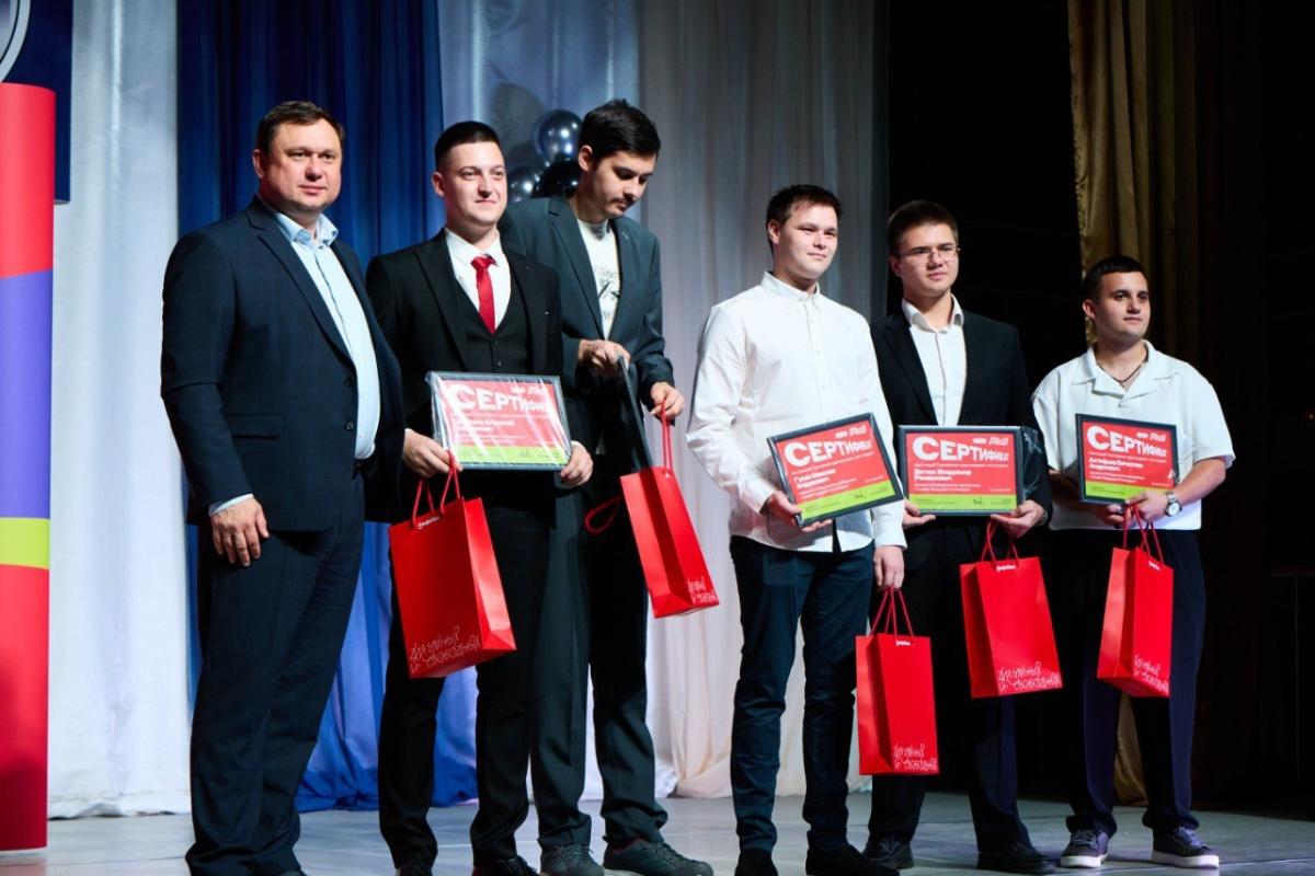 Стипендия, мерч, стажировки: наши студенты — в Альфа-Будущем!