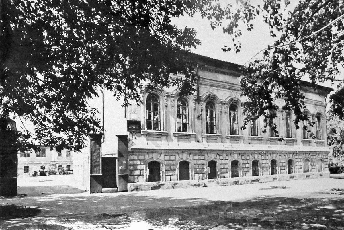 Дорогие друзья и подписчики, по многочисленным просьбам наших выпускников и для всех, кто любит Муромский институт, мы запускаем особую, очень душевную рубрику — «МИВлГУ в зеркале времени».