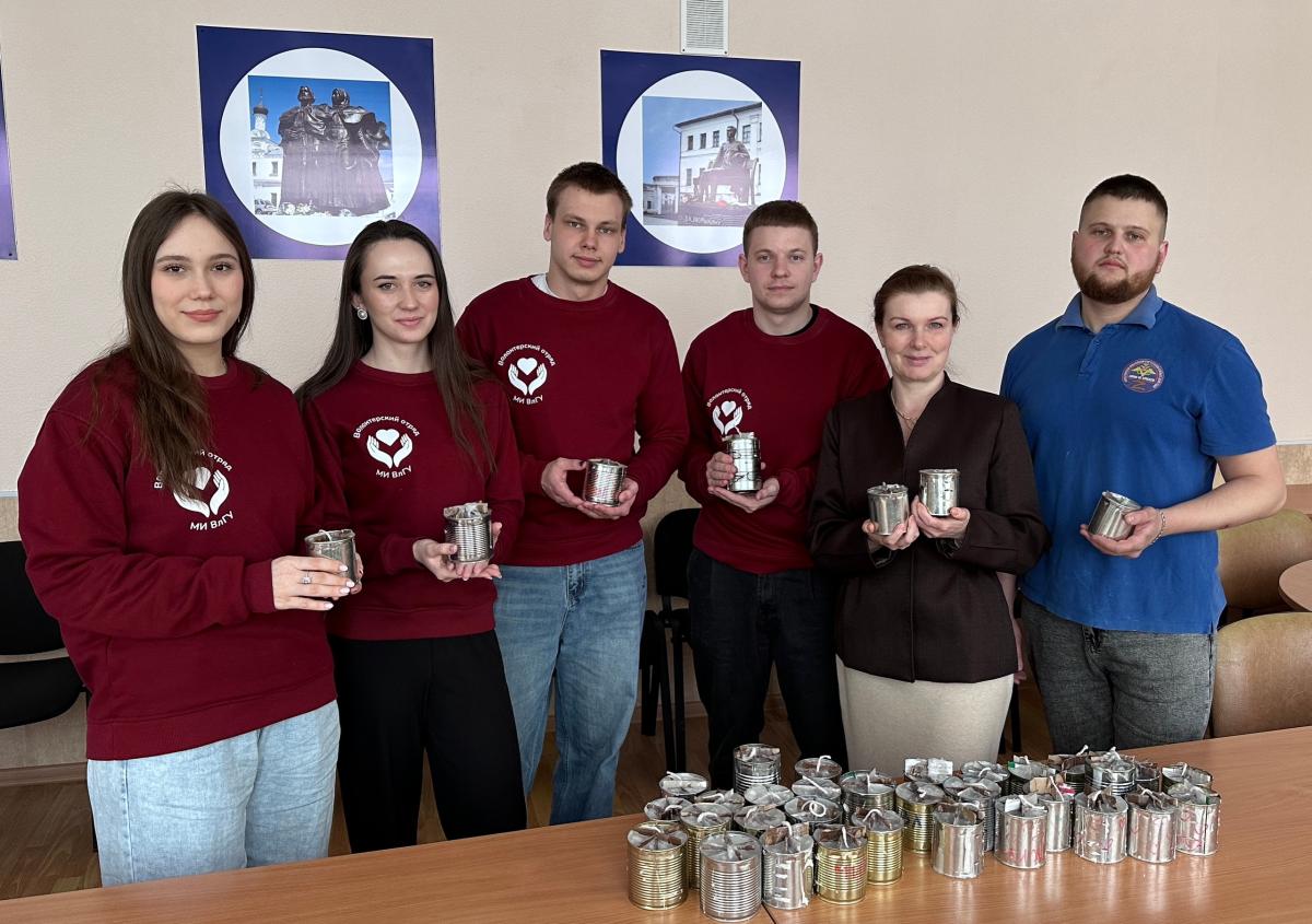 Добровольческий отряд института "Добро" передал волонтерскому центру "По ZOVу сердца Муром" сорок окопных свечей, которые студенты сделали своими руками.