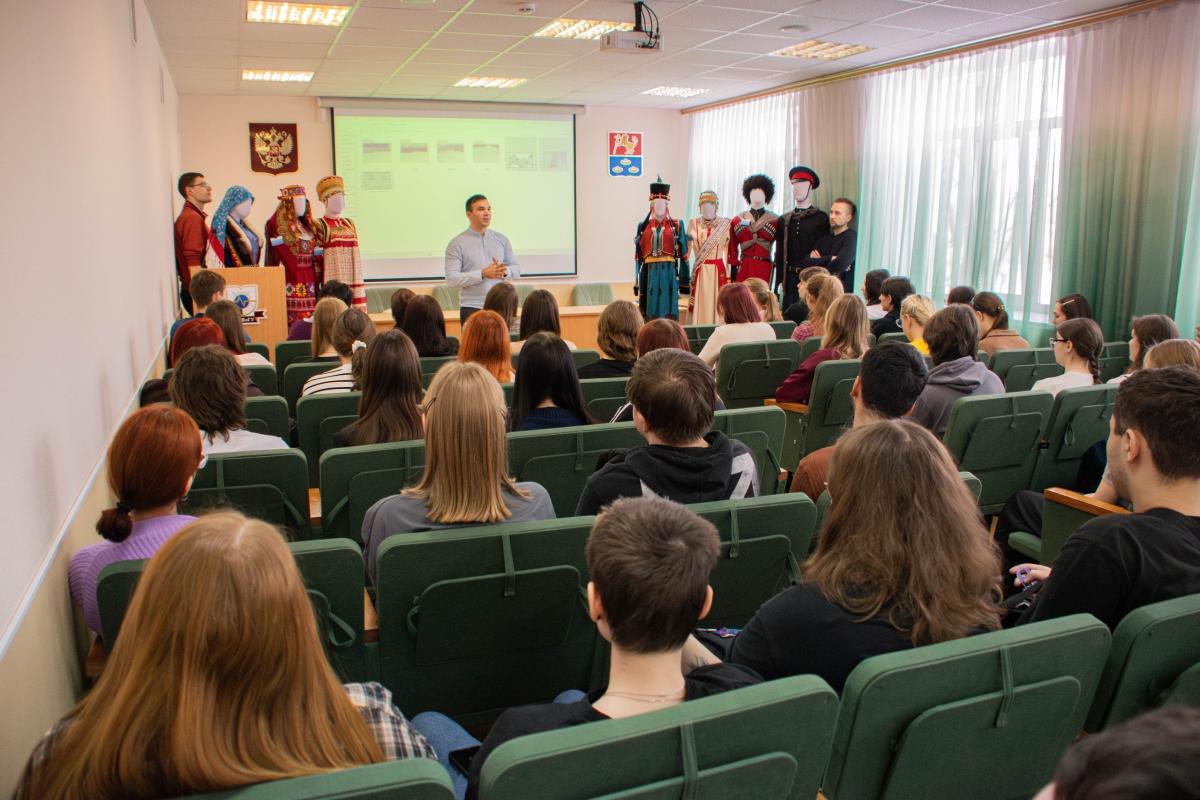 Парад национальных костюмов в Муромском институте ВлГУ: красота традиций и единство народов России
