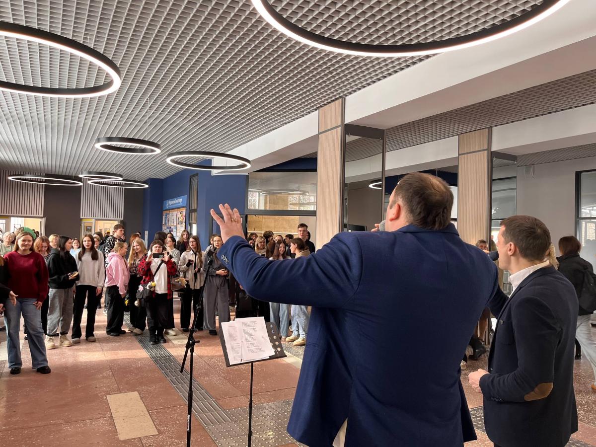 Несмотря на очередной снегопад, в холле главного корпуса МИ ВлГУ сегодня царила настоящая весенняя атмосфера! 