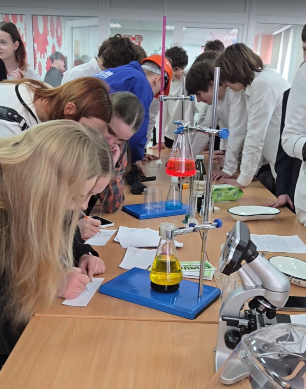 Скорее смотрите видео-отчет первого дня Инженерного кейс-чемпионата для школьников 10 класса в МИВлГУ!