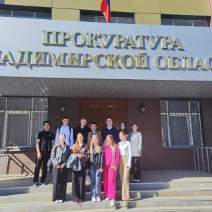 Студенты МИВлГУ проверили навыки командный работы и поспорили с популярной нейросетью о  качестве сгенерированных юридических текстов!