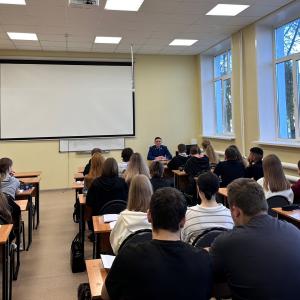 Законы знают все, а как работает прокуратура изнутри? Студенты Муромского института ВлГУ узнали об этом от первого лица — городского прокурора Владимира Сергеевича Мановца.