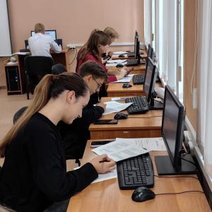 Студенты и школьники проверили свои знания в Экономическом диктанте