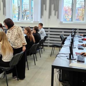 Студенты и школьники проверили свои знания в Экономическом диктанте