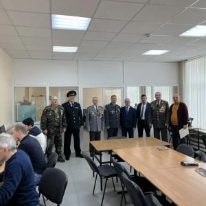 Чиновники, военные и директора заводов пришли в институт. Что они там делали?