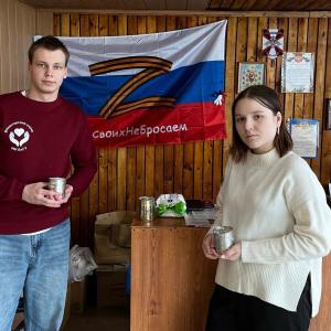 Добровольческий отряд института "Добро" передал волонтерскому центру "По ZOVу сердца Муром" сорок окопных свечей, которые студенты сделали своими руками.