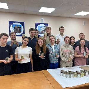 Добровольческий отряд института "Добро" передал волонтерскому центру "По ZOVу сердца Муром" сорок окопных свечей, которые студенты сделали своими руками.