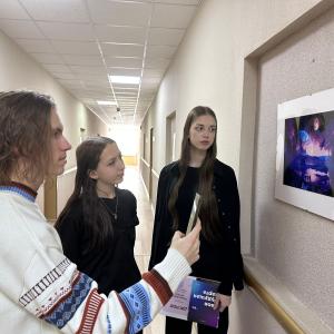 Новые вселенные в МИВлГУ: открытие выставки «Нейро-арт-2025»