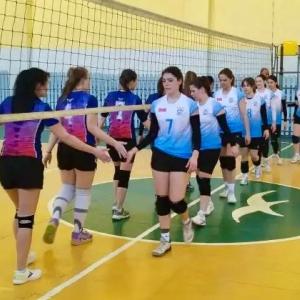 3:2 в пользу опыта: выпускницы победили в родном спортзале