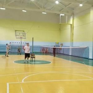 Победа, сетка и ракетка